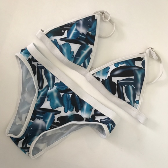 Bermuda Triangle tropical floral print bikini - Picture 3 of 3